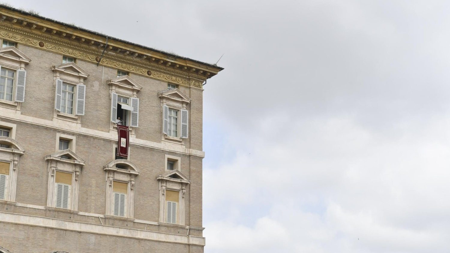 Francesco: dio è amore, come lui teniamo la porta sempre aperta per accogliere tutti - vatican news