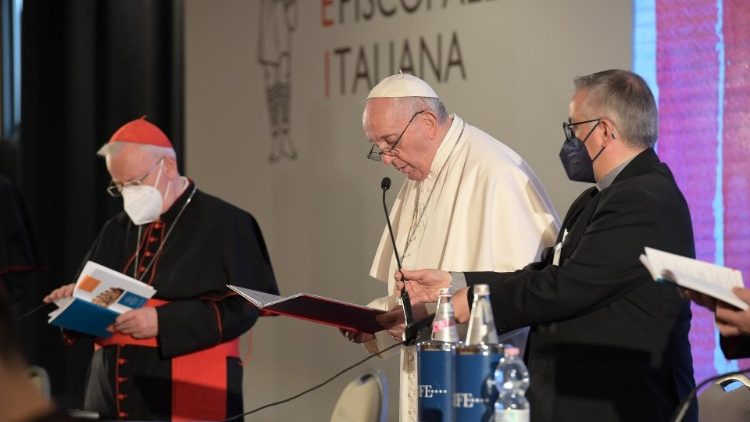le Pape François à l'ouverture de l'assemblée plénière de la CEI, le 24 mai 2021. À sa droite, le cardinal Gualtiero Bassetti, président de l'épiscopat italien.