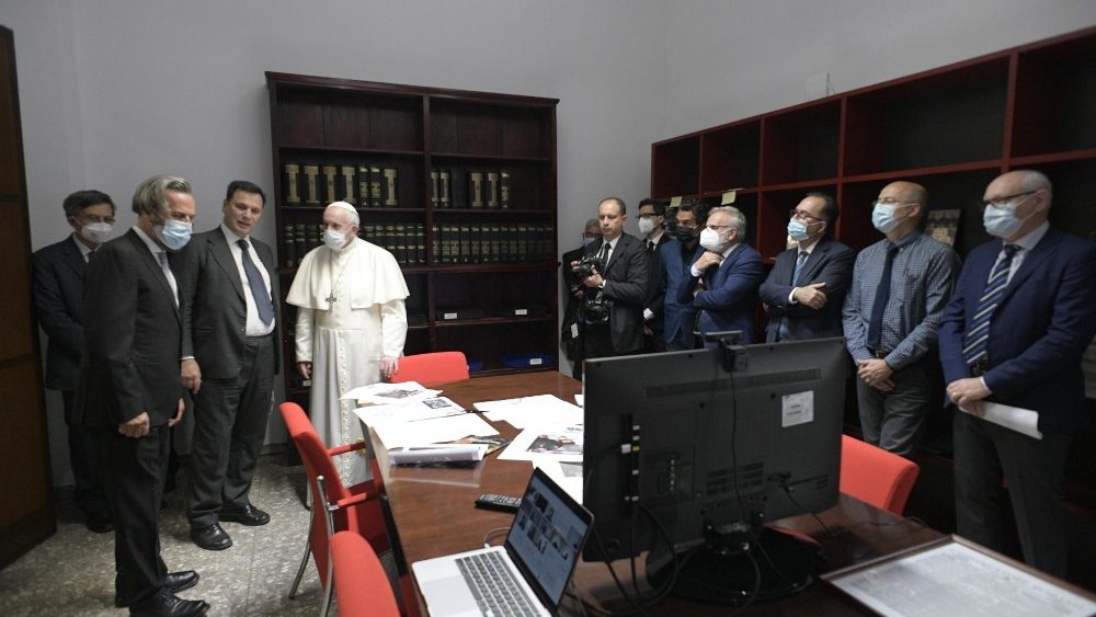 Папата с екипа на "Осерваторе Романо"