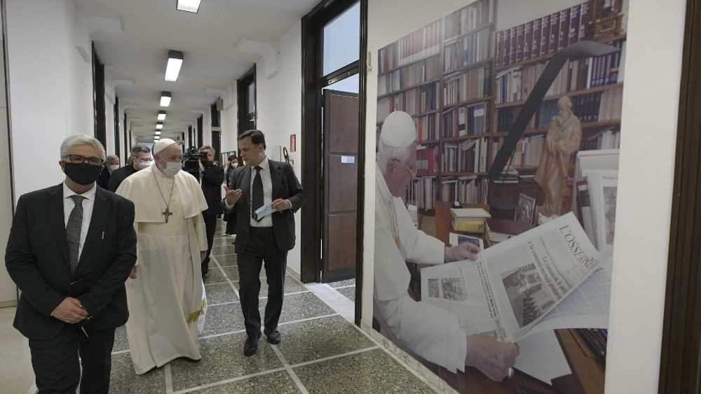 Папа Франциск из коридорите на сградата на Ватиканските медии
