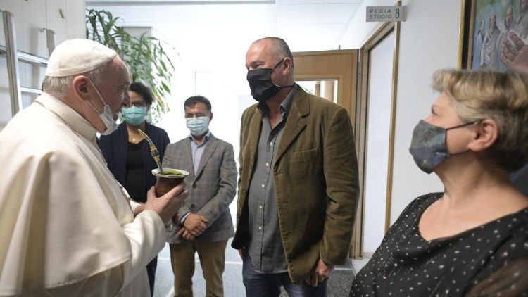 il Papa sorseggia il mate offerto da un redattore brasiliano