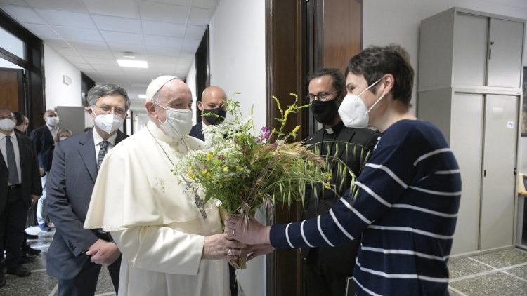  Papež Frančišek med pozdravi z zaposlenimi pri posameznih jezikovnih uredništvih Radia Vatikan