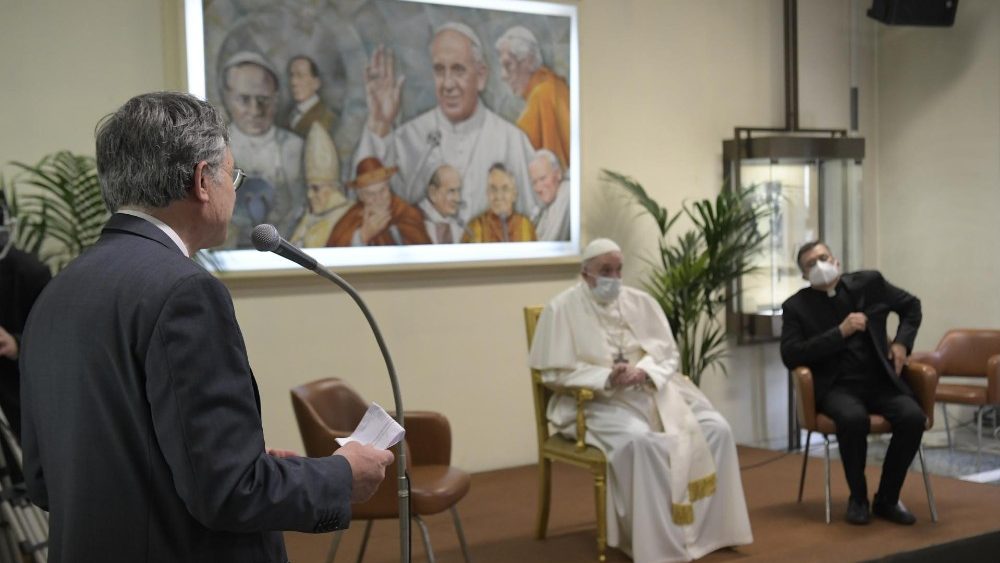 Папа Франциск в зала "Маркони"