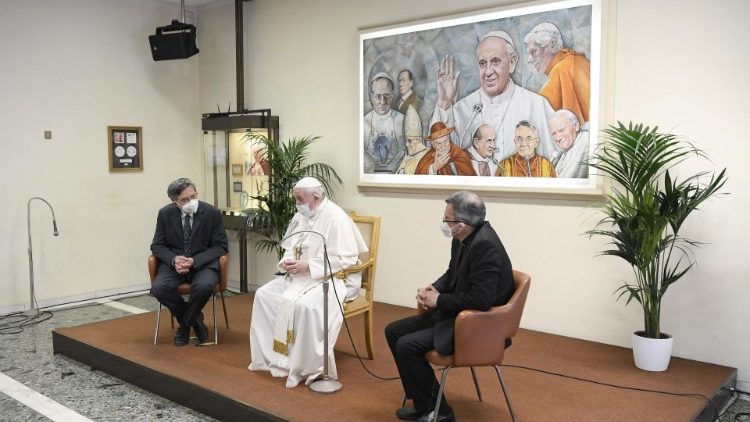 La visita di Papa Francesco alla comunità  di lavoro del Dicastero per la Comunicazione