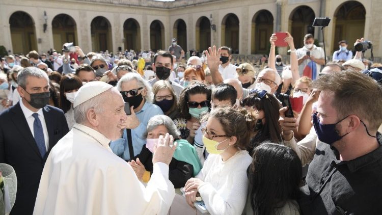 Papež s účastníky audience na nádvoří sv. Damase