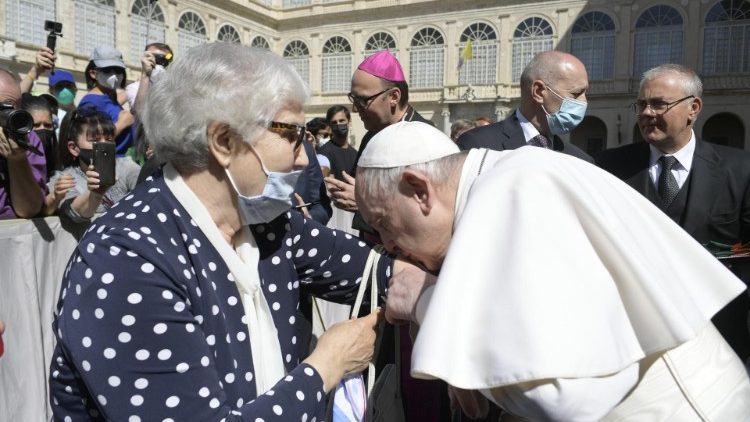 教宗与纳粹集中营幸存者莉迪亚相会