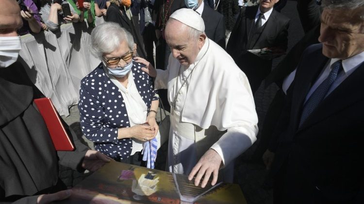Papa encontra Lídia Maksymowicz, sobrevivente dos campos de concentração nazistas, em maio deste ano