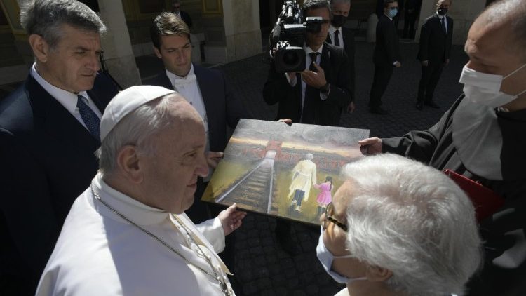 교황에게 비르케나우 수용소의 기찻길을 따라 걷는 자신과 한 소녀가 함께 그려진 그림을 선물하는 리디아