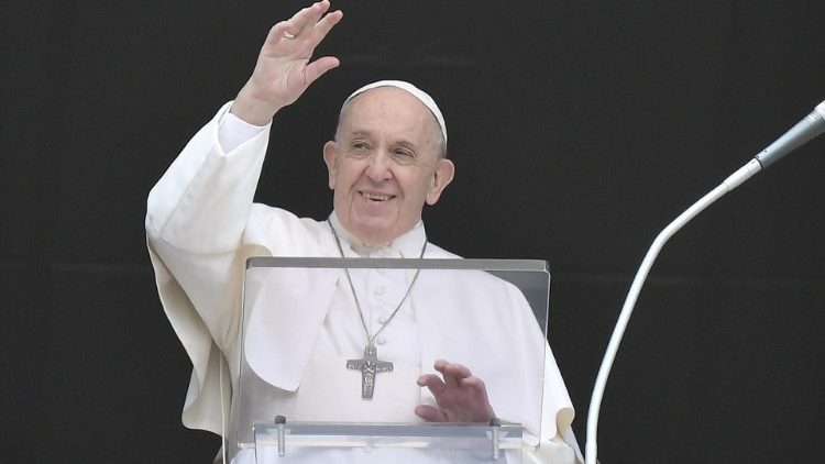 Papež František zdraví shromáždění při modlitbě Anděl Páně v neděli 20. května