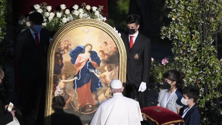 Папата пред иконата на „Мадоната, развързваща възли” в края на месеца на Майската набожност. 2021.05.31 