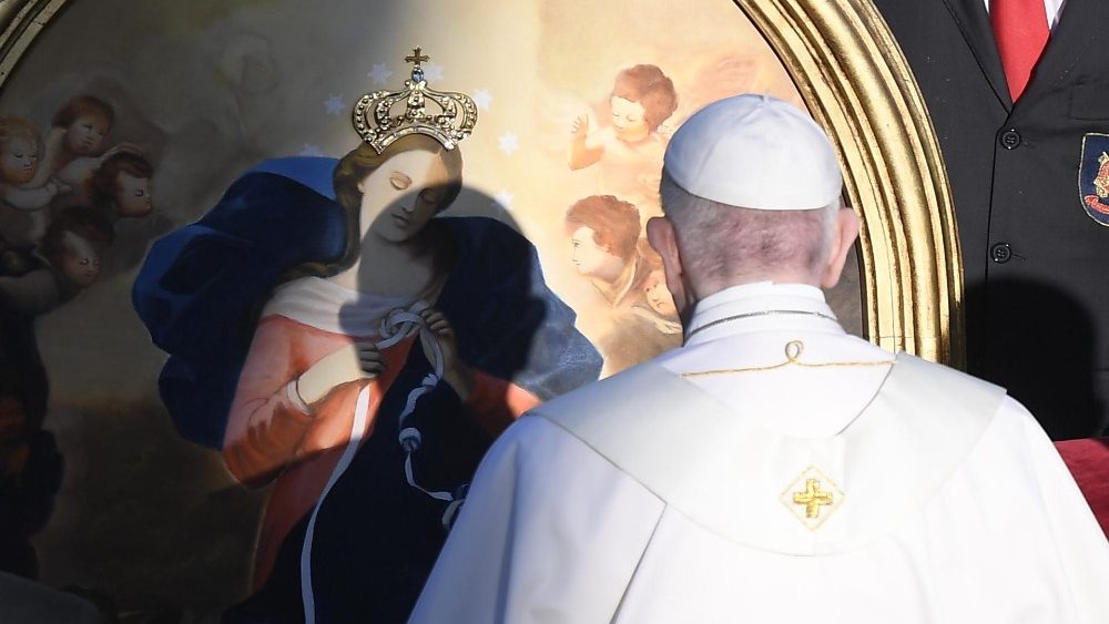 Papa Francesco prega la "Madonna che scioglie i nodi" nei Giardini vaticani