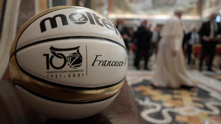 Баскетбольный мяч с подписью "Франциск"