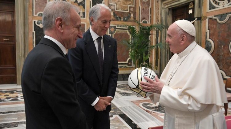البابا فرنسيس يستقبل وفدًا من الاتحاد الإيطالي لكرة السلة