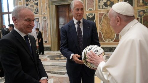El Papa destaca dos claves básicas en el deporte: trabajo en equipo y disciplina