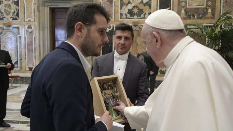 O Papa recebe uma imagem de São José doada por uma cooperativa de Matera do Projeto Policoro