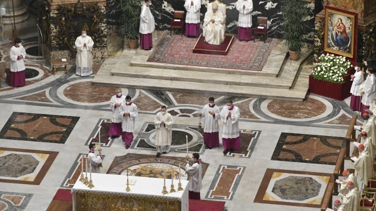 Ferenc pápa szentmisét mutat be a Szent Péter-bazilikában