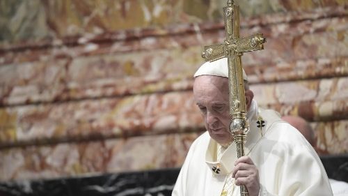 Il Papa: la Chiesa una sala grande che accoglie tutti, non un circolo chiuso di perfetti