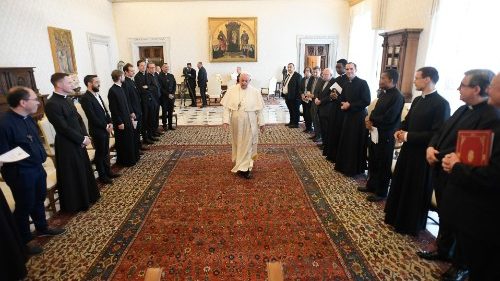 Il Papa: i sacerdoti siano servitori, non preti superman con sogni di grandezza