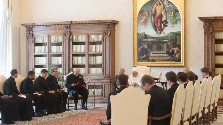 O Papa Francisco com os sacerdotes do Colégio de São Luís dos Franceses