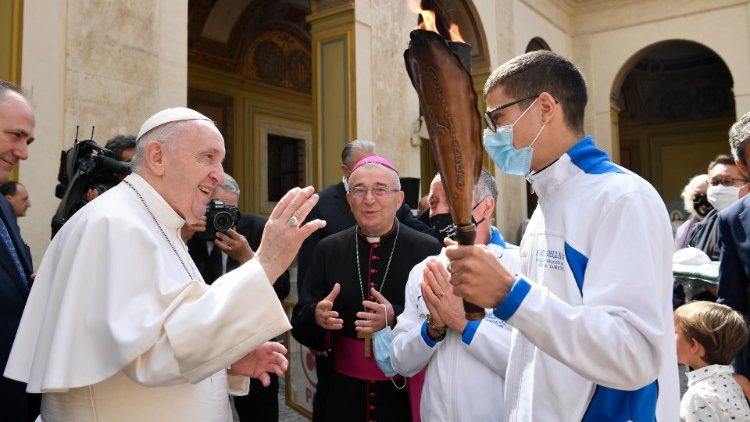 Papež žehná pochodni, nesené při pouti Macerata-Loreto