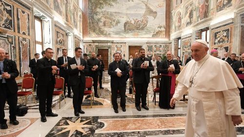 El Papa a seminaristas: el verdadero Pastor no se separa del Pueblo de Dios