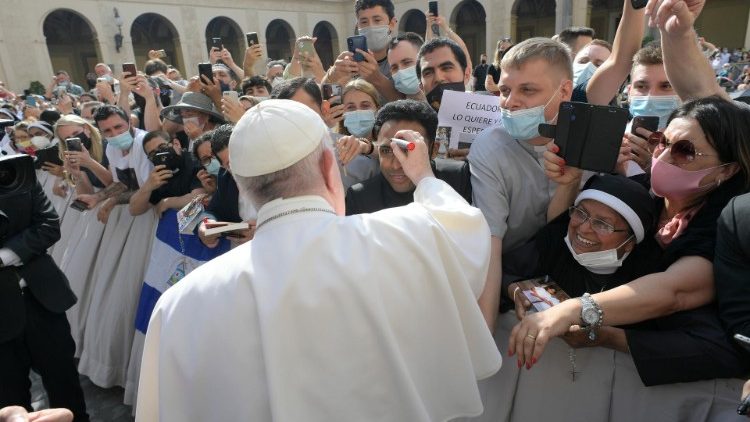 Le Pape François lors de l'audience générale du 16 juin 2021 en cour saint-Damase du Palais apostolique. 