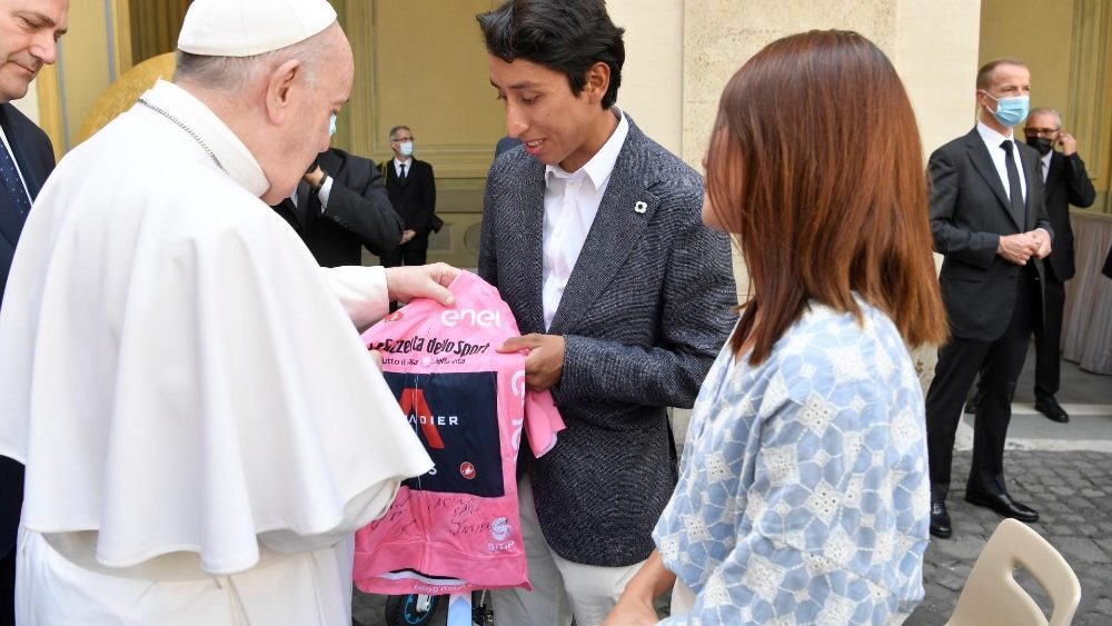 Stretnutie pápeža Františka s cyklistom Bernalom Gómezom pri generálnej audiencii 16. júna 2021
