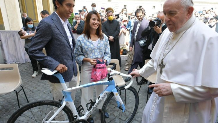 Papa Francesco e il ciclista colombiano Bernal con la sua bicicletta.