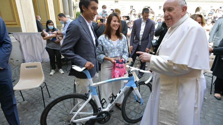 Världscyklisten Egan Bernal mötte påven vid slutet av den allmänna audiensen 16 juni - Mötet med påven var mer betydelsefullt än alla mina segrar.