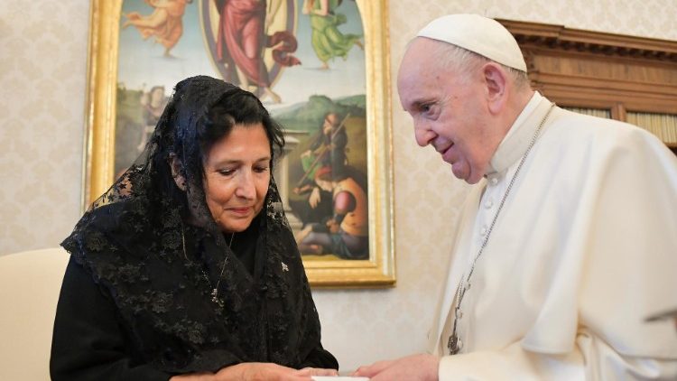El Santo Padre junto con la presidenta de Georgia, Salomé Zourabichvili.