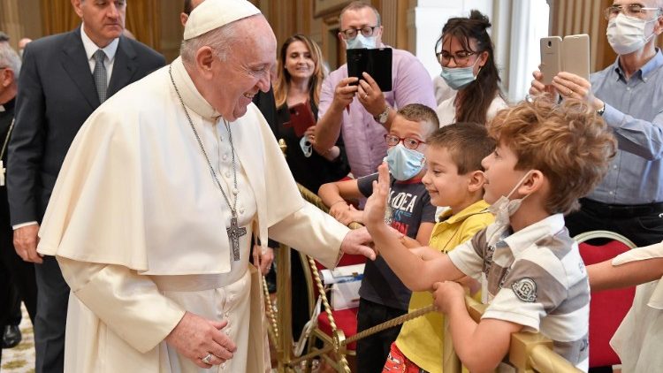 Papa Francesco saluta dei bambini