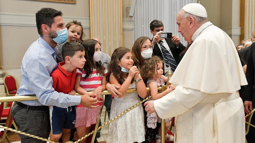 Il Papa saluta una famiglia durante l'udienza ai Diaconi permanenti della Diocesi di Roma
