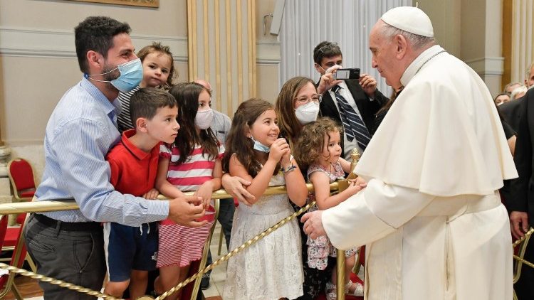 로마교구 종신부제들과의 만남에서 한 가족에게 인사하는 교황