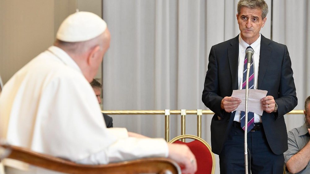 Il Papa saluta Giustino Trincia, diacono, nominato direttore della Caritas di Roma