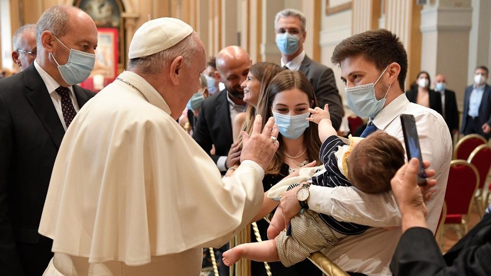 Papa Franjo pozdravlja jednu obitelj na susretu s trajnim đakonima Rimske biskupije