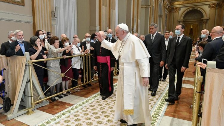 Il Papa saluta i diaconi di Roma e le loro famiglie