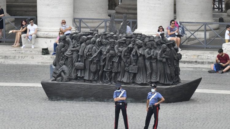 2021.06.20 Angelus: пам'ятник мігрантам на площі Святого Петра