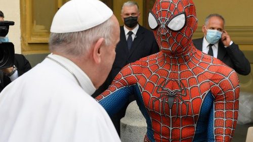 Dal Papa anche un supereroe: l'Uomo Ragno che fa sorridere i bambini malati