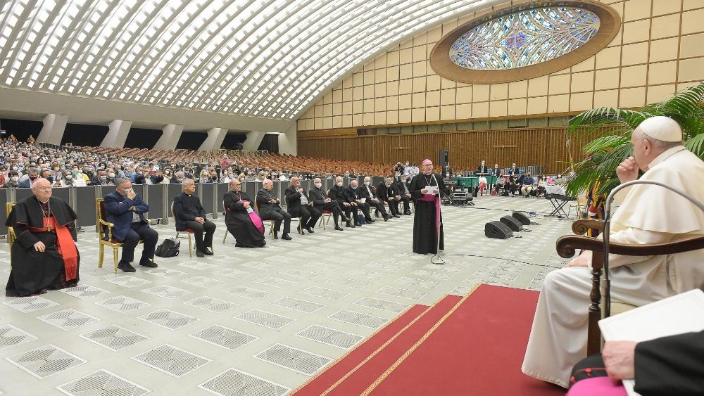 Aula Paolo VI gremita per l'incontro di Papa Francesco con i membri di Caritas italiana 