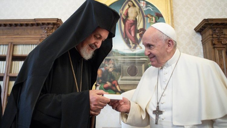 Papež František s chalcedonským pravoslavným metropolitou Emmanuelem