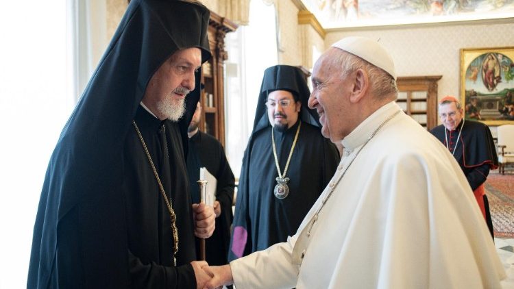 Popiežius sveikinasi su  Ortodoksų Ekumeninio patriarcho delegacijos vadovu