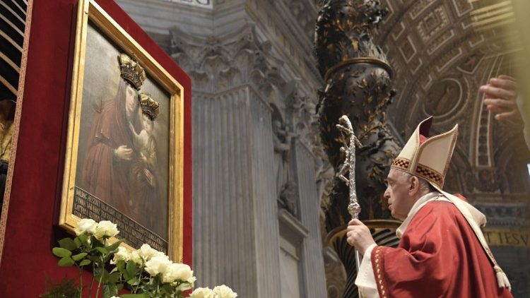 Papež František před obrazem Bohorodičky z Kokočova, Mše svatá ze slavnosti sv. Petra a Pavla