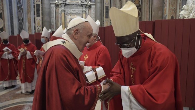 Le pallium, béni par le Pape, est remis aux archevêques métropolitains. 