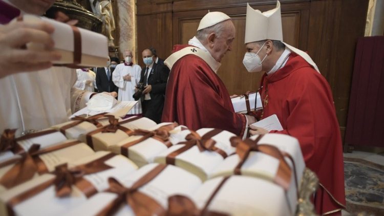 Popiežius įteikia palijus arkivyskupams