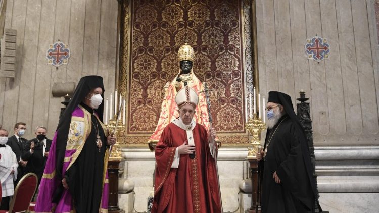 Il Papa con la delegazione del Patriarcato di Costantinopoli davanti alla statua di San Pietro 