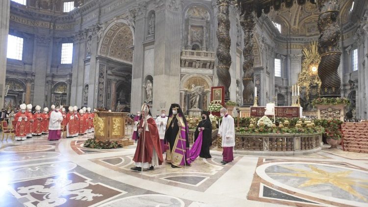 Interior da Basílica Vaticana na cerimônia dos Santos Pedro e Paulo em junho deste ano