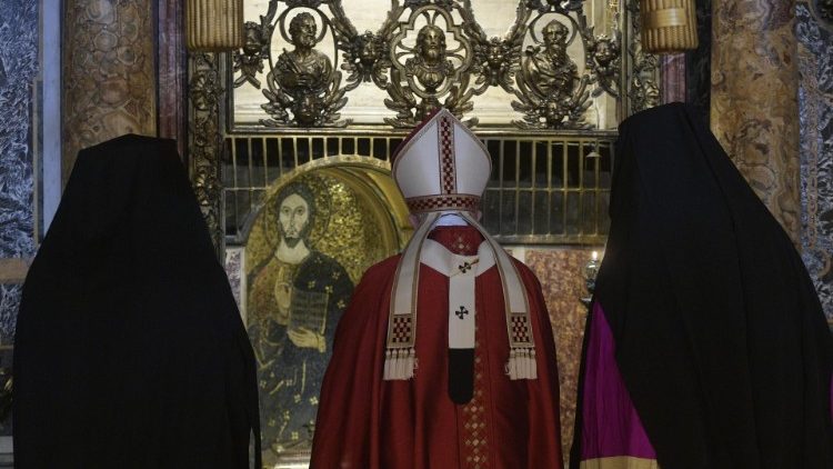 Il Papa e i delegati del Patriarcato ecumenico di Costantinopoli al sepolcro di Pietro