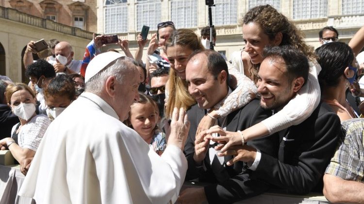 Paskutinė prieš vasaros pertrauką popiežiaus audiencija Šv. Damaso kieme Vatikane birželio 30d.