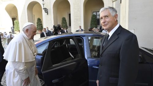 Pápež verejne poďakoval svojmu šoférovi za celoživotnú službu