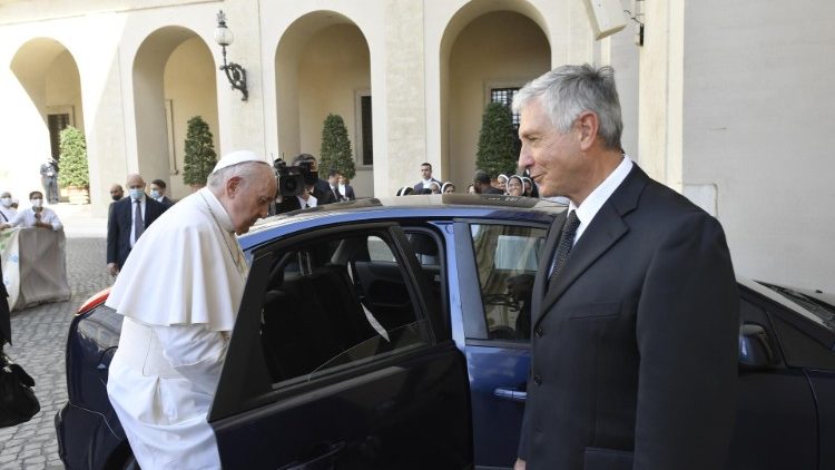 Il Papa e il suo autista Renzo Cece, da domani in pensione